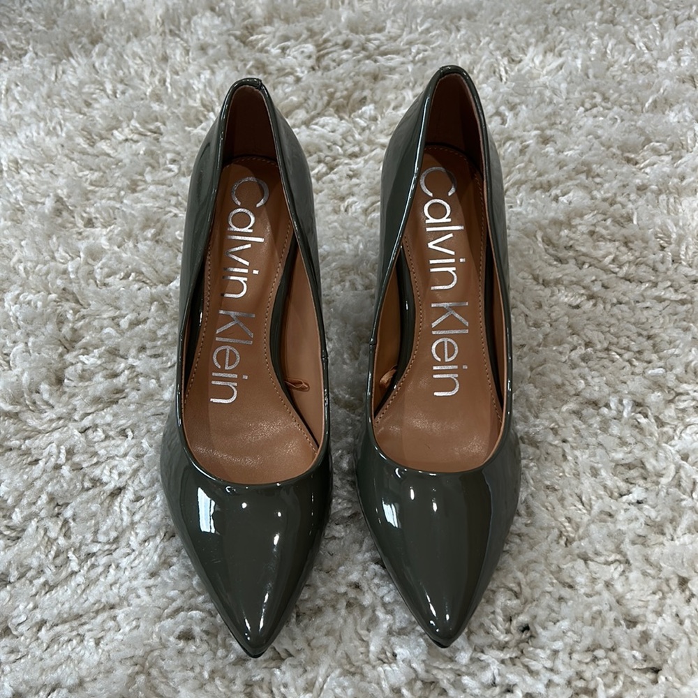 CALVIN KLEIN WOMENS GREEN HEELS SIZE 7 1/2